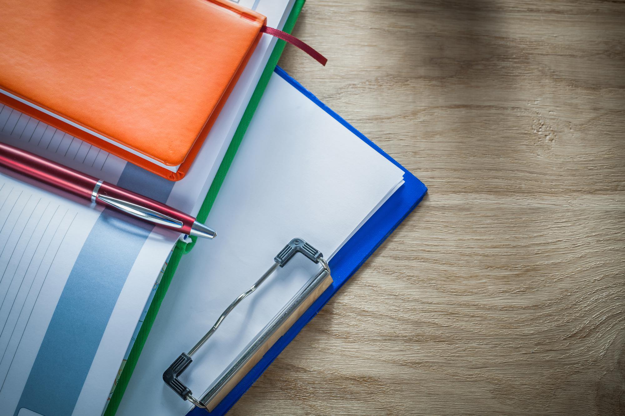 Organisierte Arbeitsunterlagen und Stift